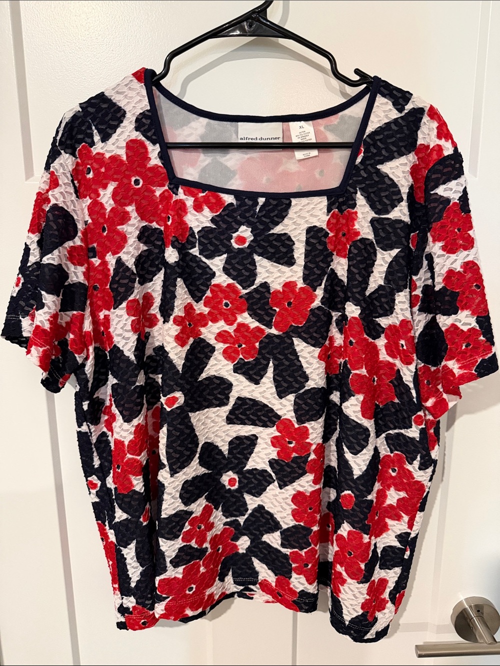 NWT Alfred Dunner Red & Navy Floral Textured Short Sleeve Top